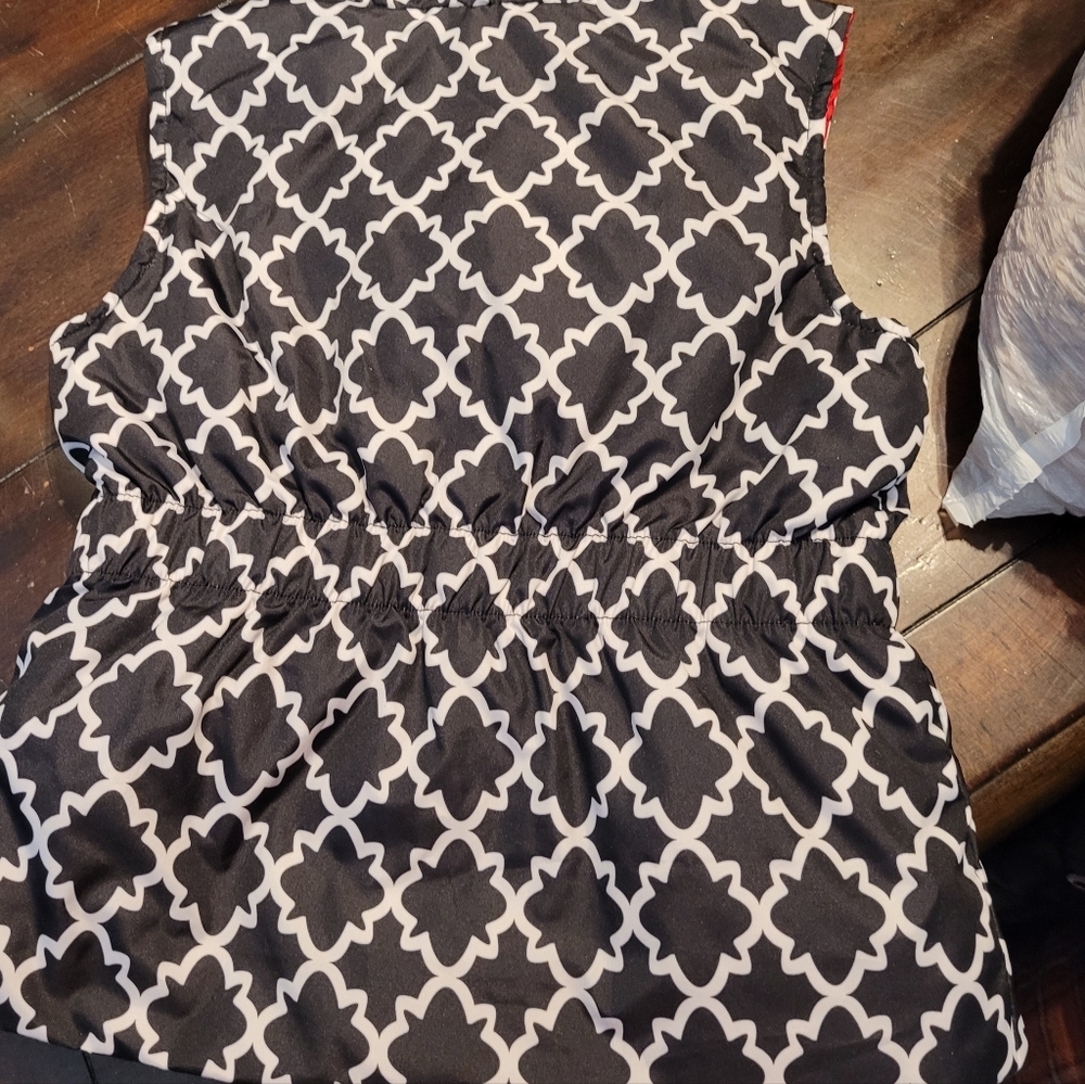 J Khaki Vest Black White & Red Print Girls Small 4T - Picture 2 of 3